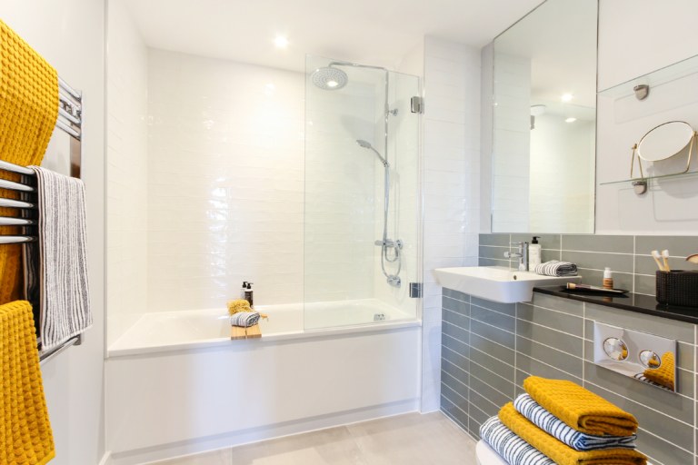 LU2ON Luton projesinde küvet, duşakabin ve gri fayanslı banyo