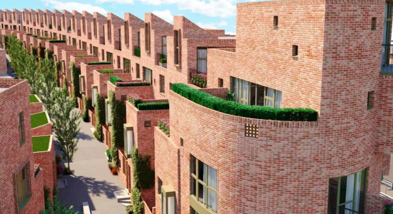 The London Mews Finchley projesinde kırmızı tuğlalı sıra evler ve teraslardaki yeşil bahçeler