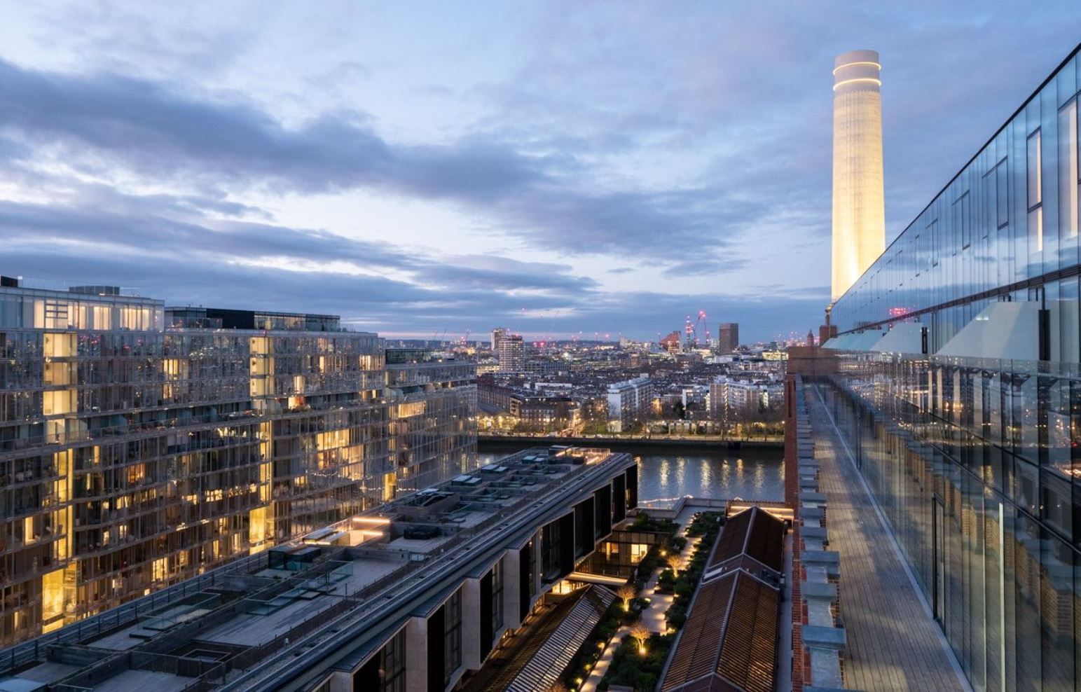 Battersea Power Station daire içinden Thames Nehri manzarası