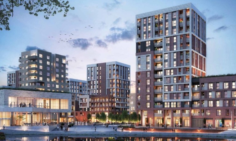 Southmere Londra projesinde akşam saatlerinde göl kenarındaki yeni daireler