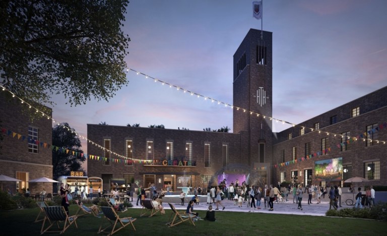 Hornsey Town Hall projesinde akşamüstü Art Deco bina, saat kulesi ve meydandaki etkinlik alanı