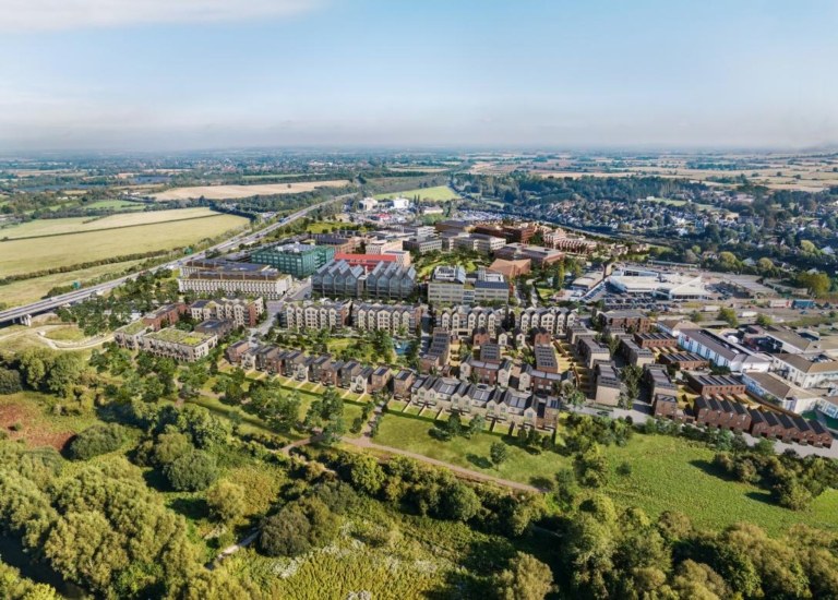 Canalside Quarter Oxford projesinin havadan görünümü, kırsal çevrede yeni yerleşim