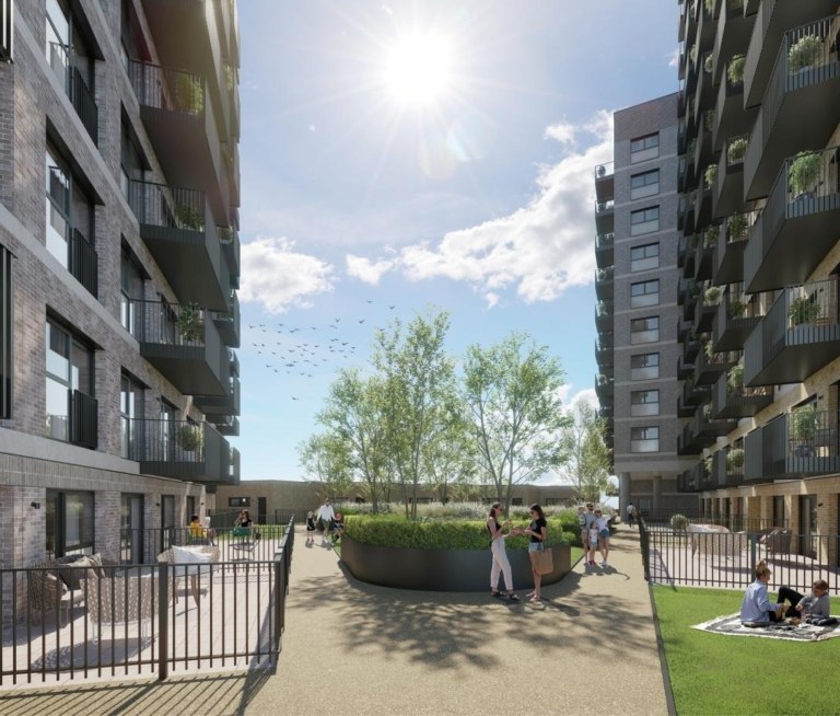 Kew Bridge Rise projesinde balkonlu bloklar arasındaki peyzajlı ortak avlu