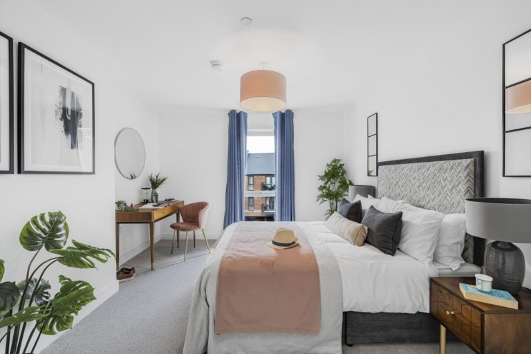 St James Quay Norwich projesinde çalışma masası ve gardıroplu yatak odası