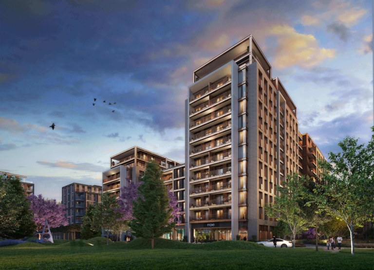 King's Road Park Chelsea projesinde akşam saatlerinde park kenarındaki balkonlu kuleler
