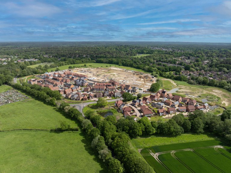 Hareshill Hampshire projesinin havadan görünümü, tarlalar ve ormanla çevrili yeni yerleşim