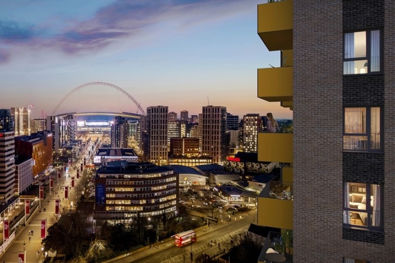 Wembley Park Gardens projesinde balkondan akşam saatlerinde Wembley Stadyumu manzarası
