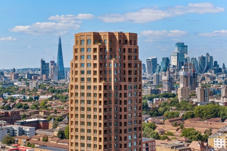 Bermondsey Heights projesinde arka planda Shard ve City silueti bulunan tuğla kule