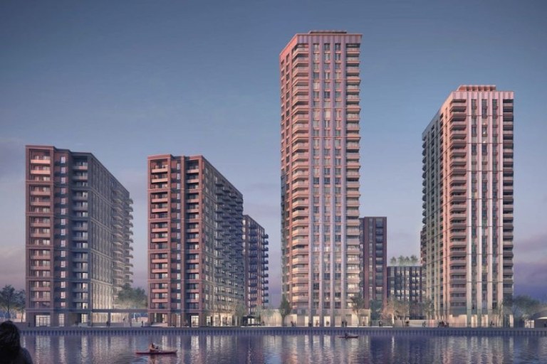 Crown Wharf Canning Town projesinde su kıyısında sıralanan kuleler