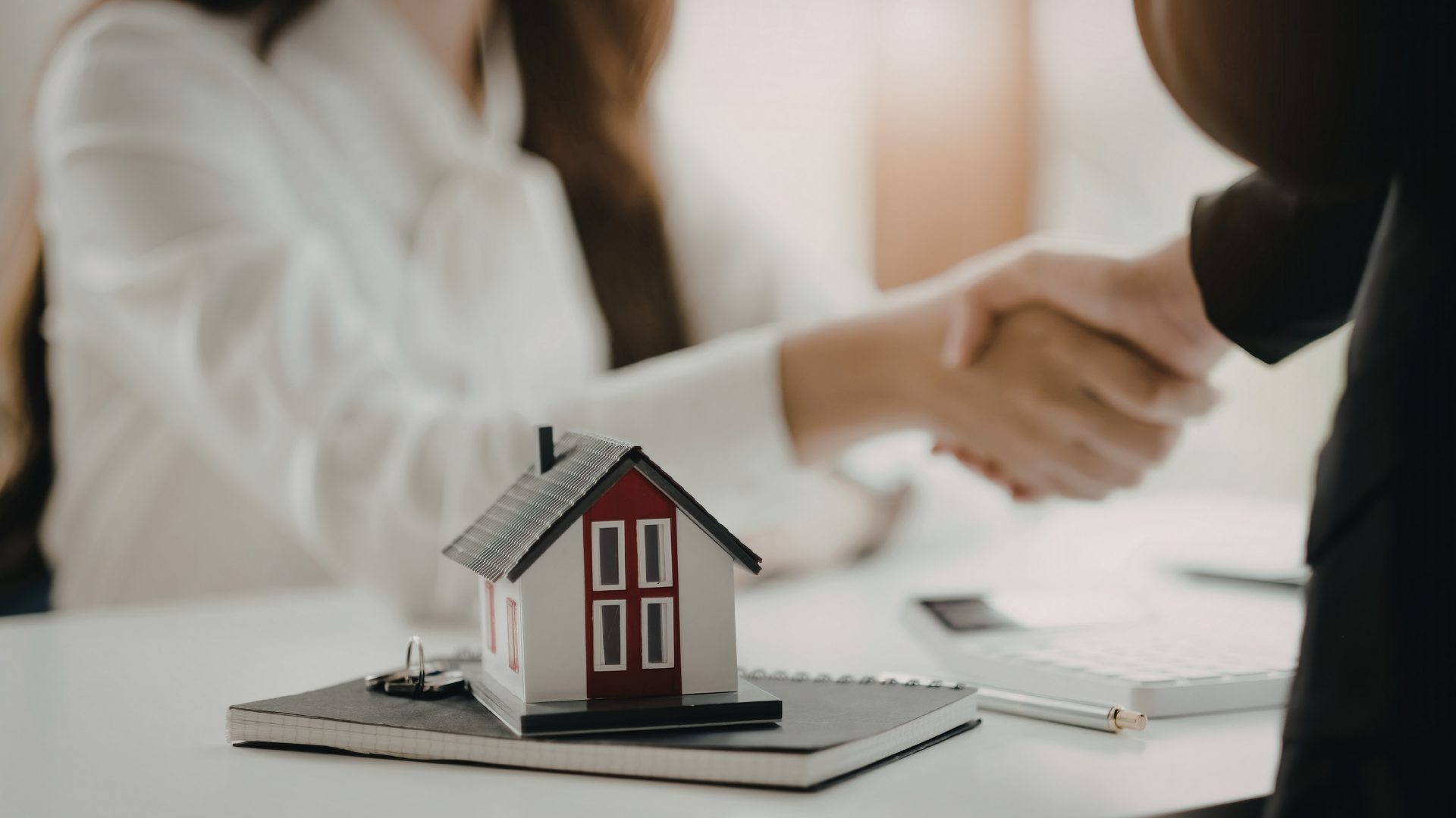 إنجلترا ودبي للعقارات: قائمة مراجعة عملية لما قبل العرض للمشترين الدوليين