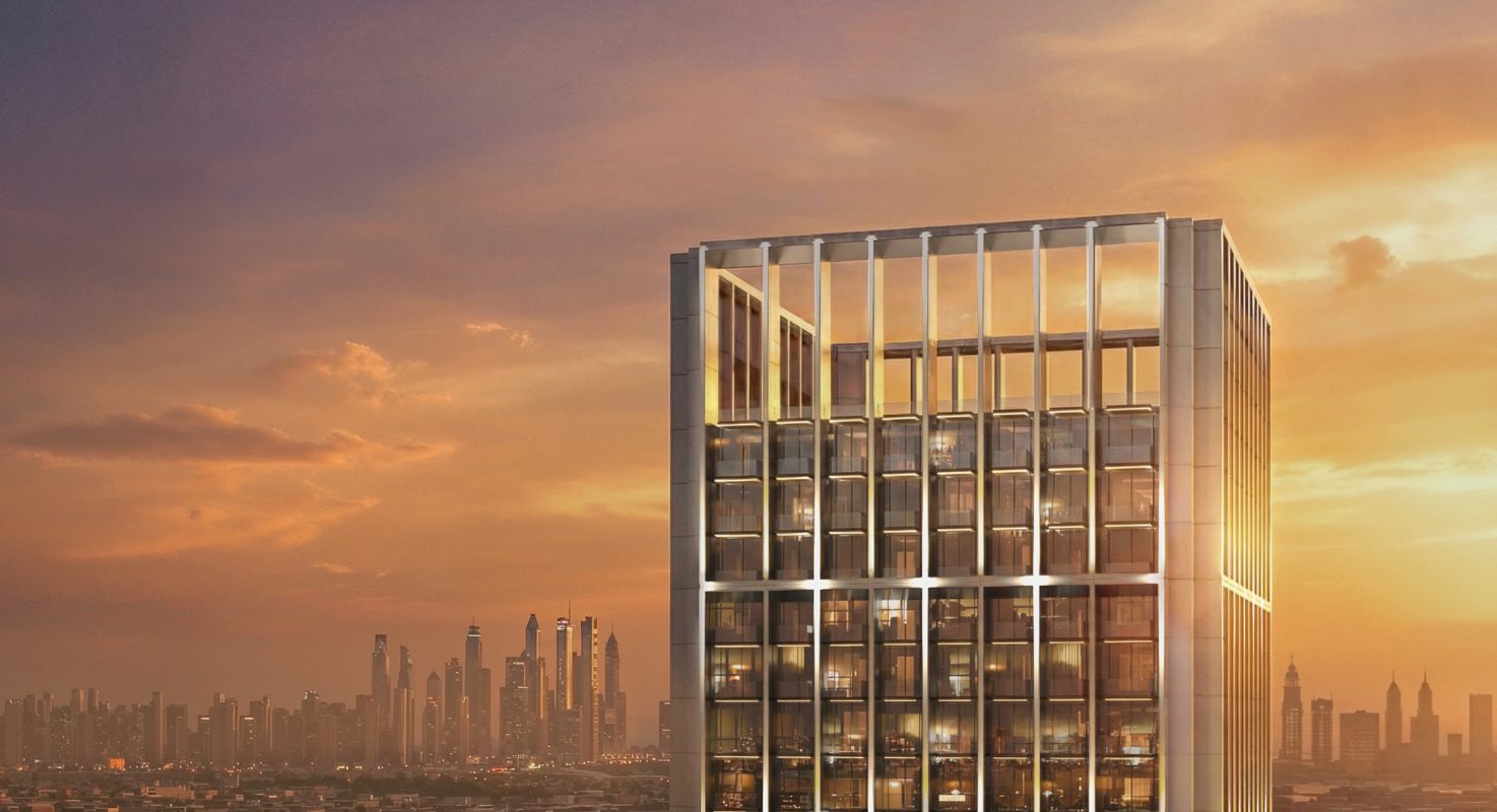 LUXURIA by Binghatti JVT projesinde gün batımında kulenin üst katları ve Dubai silueti