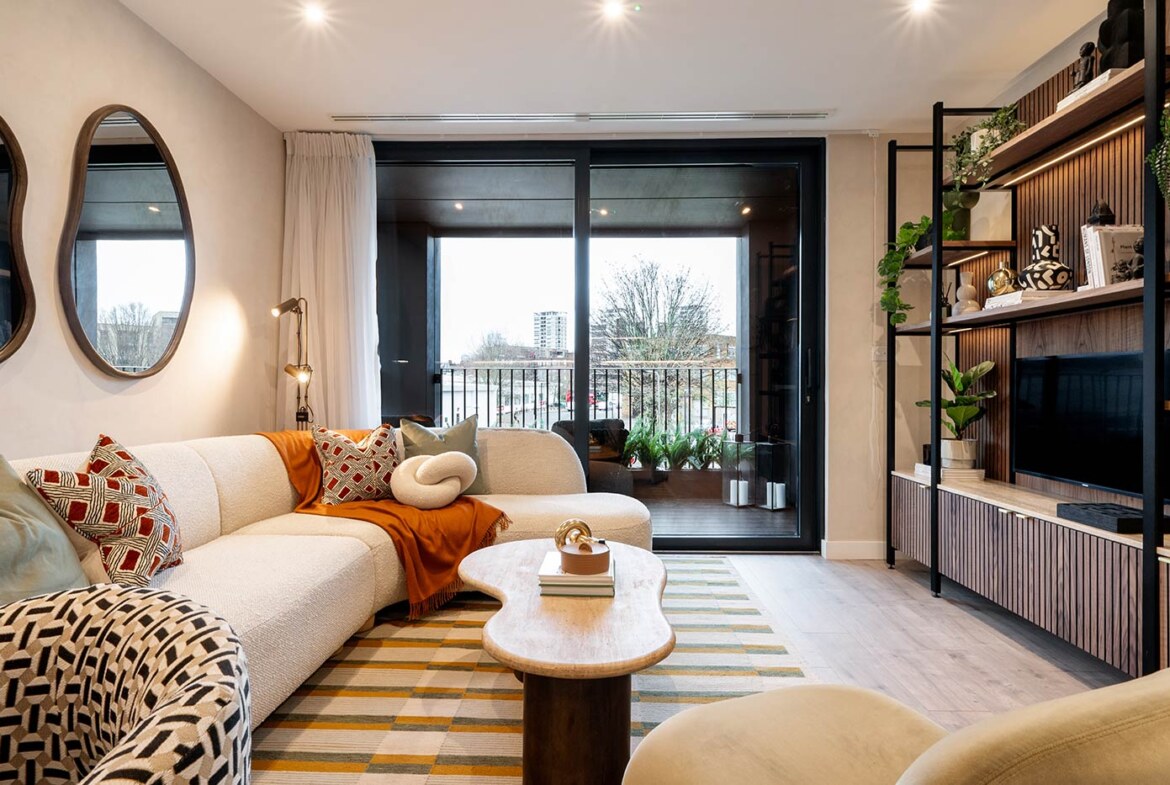 Bermondsey Place örnek dairesinde açık plan salon ve mutfak