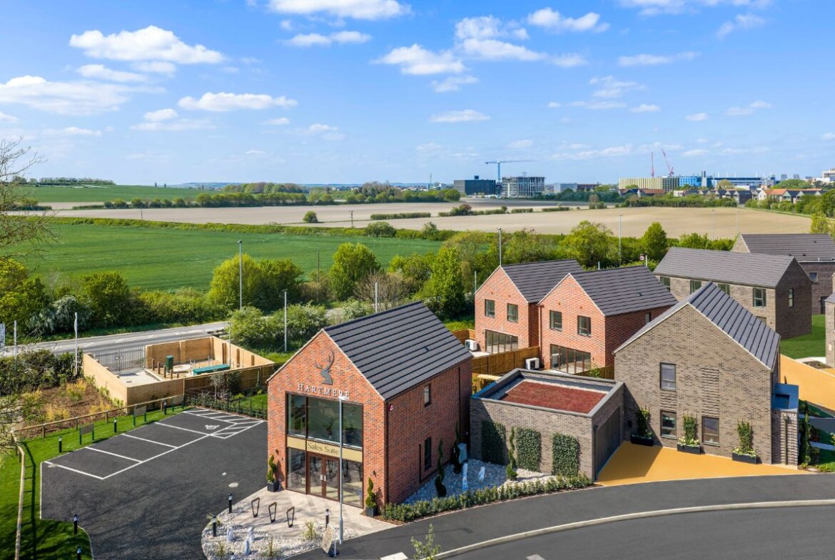 Hartmere Cambridge’de evlerin bahçe cephesi ve özel bahçeleri