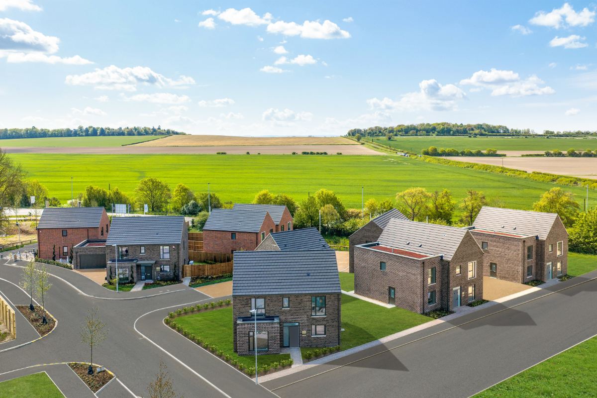 Hartmere Cambridge’de müstakil evler ve arkalarında uzanan Cambridgeshire kırsalı