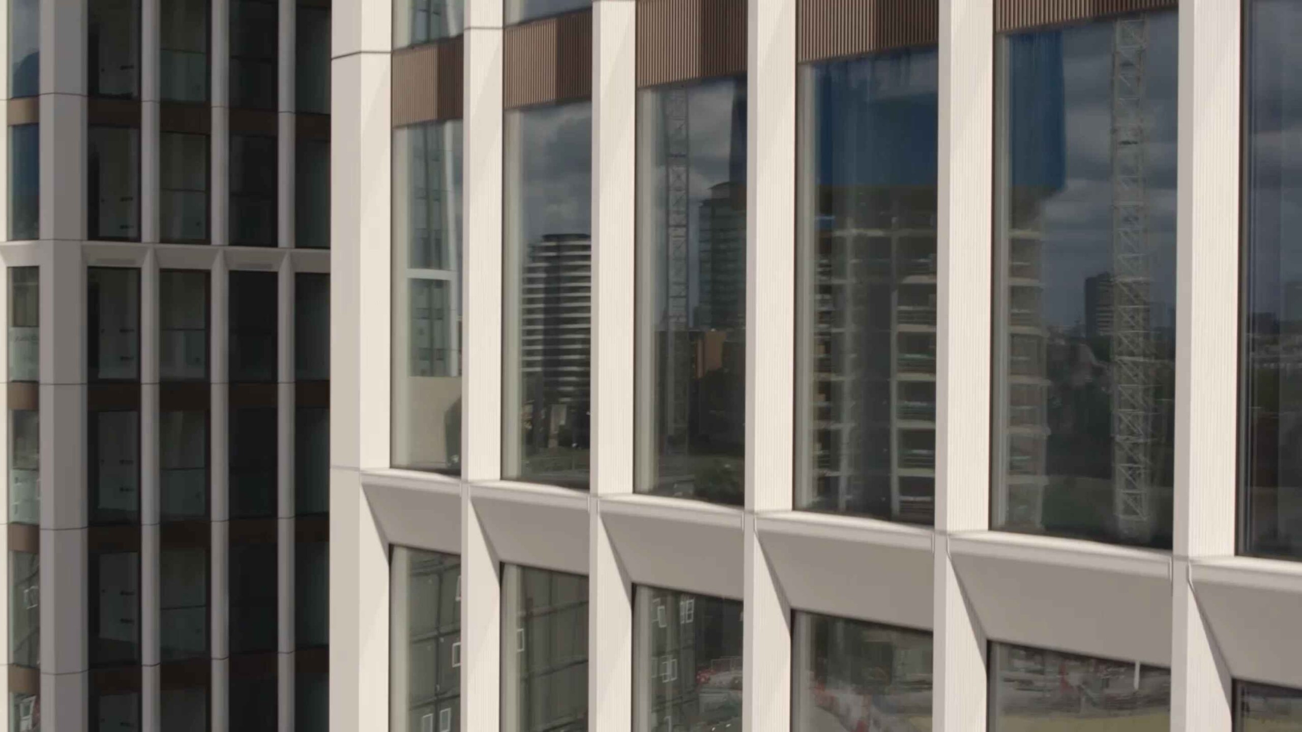 One Thames City Nine Elms Thames Nehri kenarındaki kuleleri