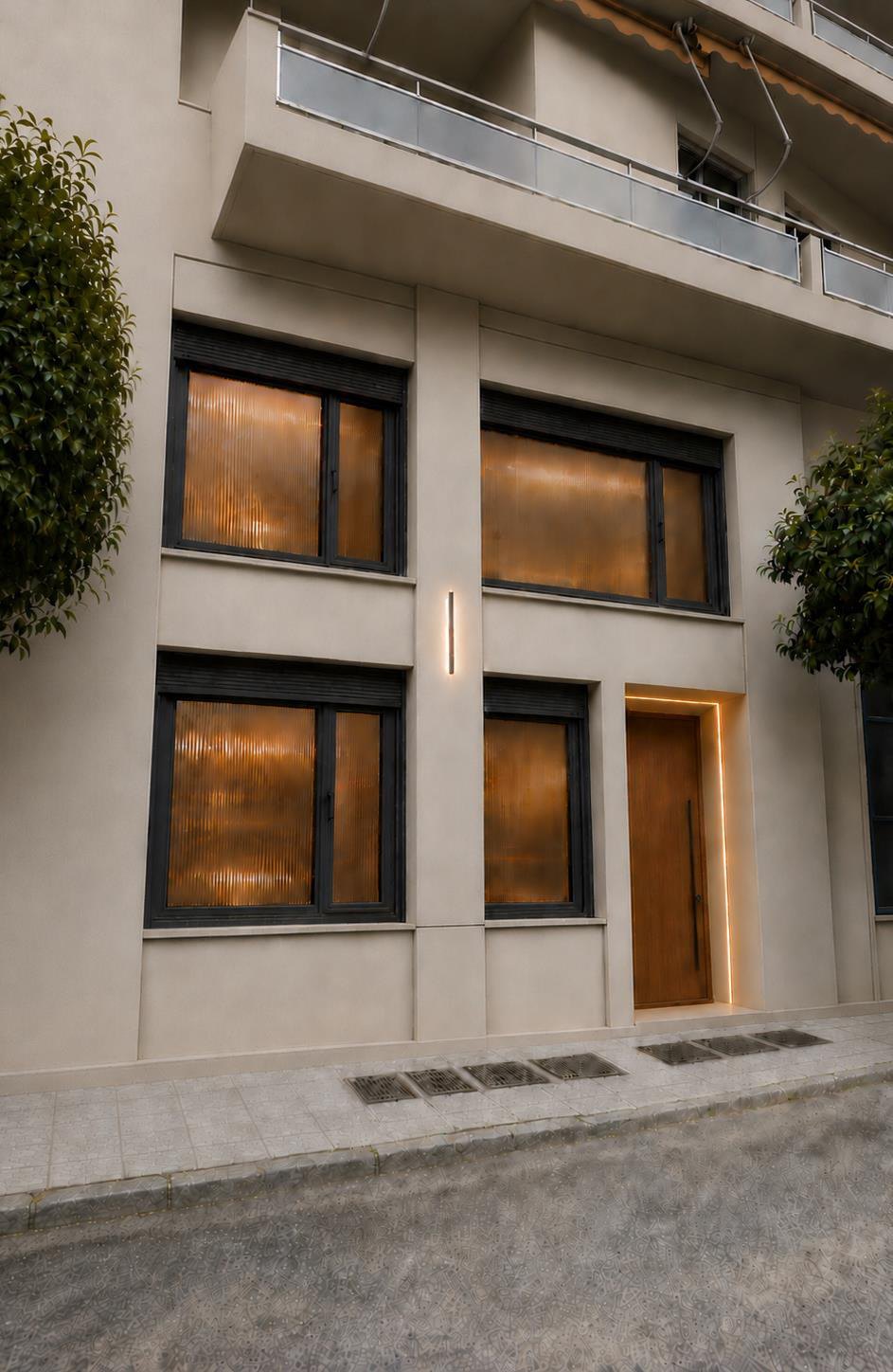 Royal Piraeus Maisonettes binasının akşam saatlerinde sokak cephesi